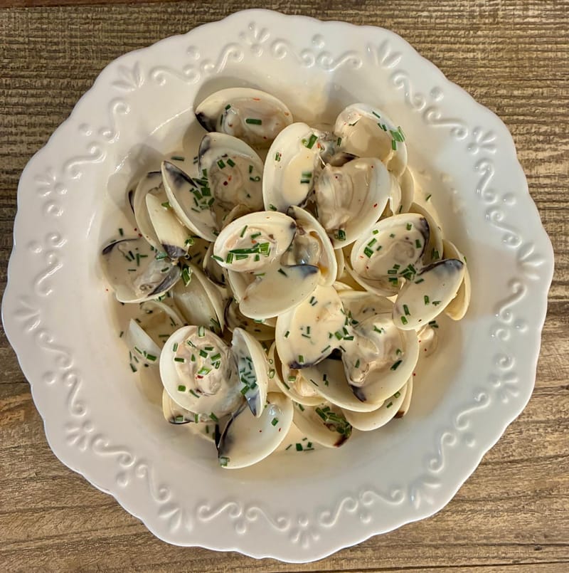 Les palourdes glacées à la crème et ciboulettes