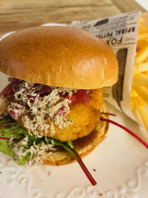 Burger brioché de crevettes, condiment figue-romarin, truffe fraîche