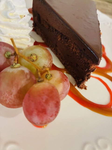 Bavarois au chocolat, coulis et fruit de saison