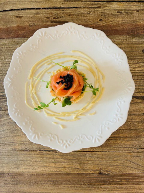 Blinis de saumon légèrement fumé, œufs de truite en salade et harenga                       et hareng