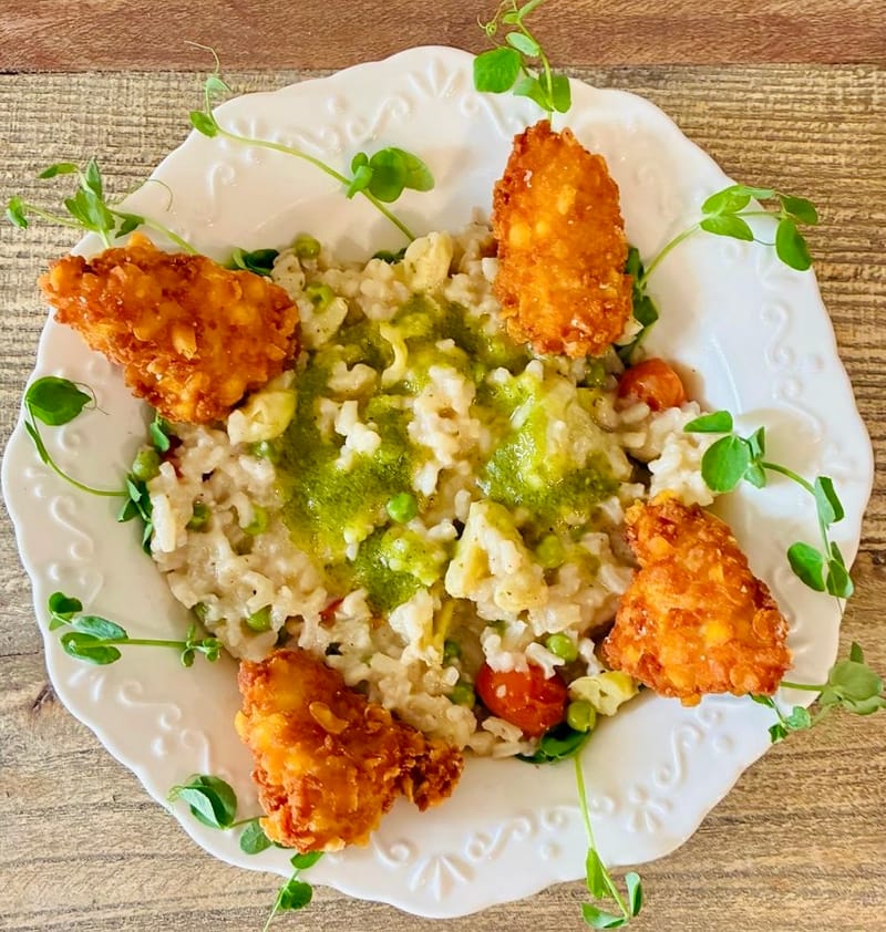 Risotto aux petits légumes , pesto basilic et noisettes, artichauts confits