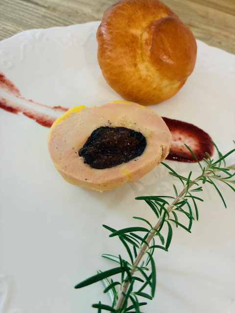 Le foie gras aux figues, condiment figue-romarin, petite brioche