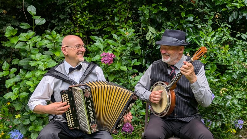 Accordion-banjo duo concert