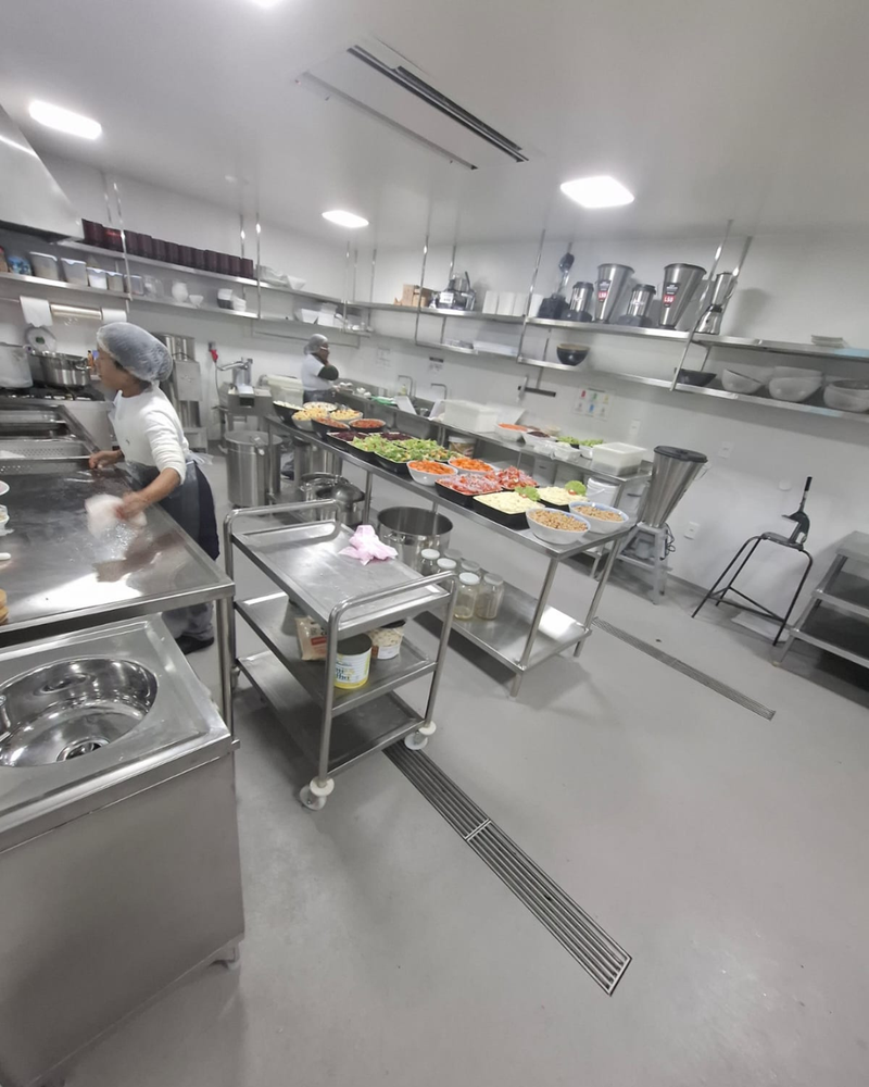 Revestimento monolítico em cozinha industrial garante máxima higiene, alta resistência e segurança sem acúmulo de sujeira.