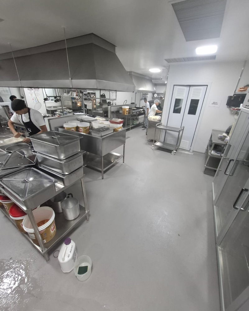 Revestimento monolítico em cozinha industrial garante máxima higiene, alta resistência e segurança sem acúmulo de sujeira.