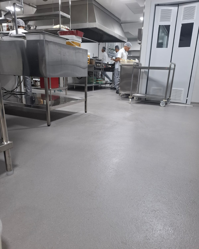 Revestimento monolítico em cozinha industrial garante máxima higiene, alta resistência e segurança sem acúmulo de sujeira.