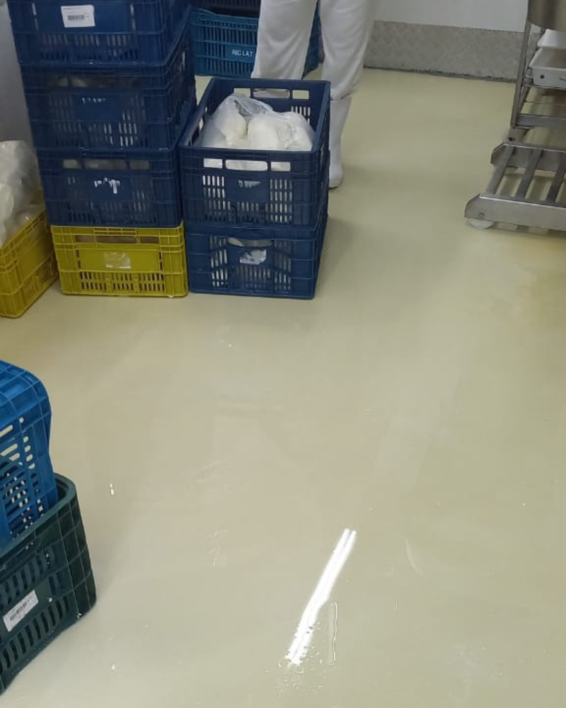 Em laticínios, o revestimento monolítico garante higiene rigorosa, resistência à umidade e segurança sanitária sem acúmulo de resíduos.