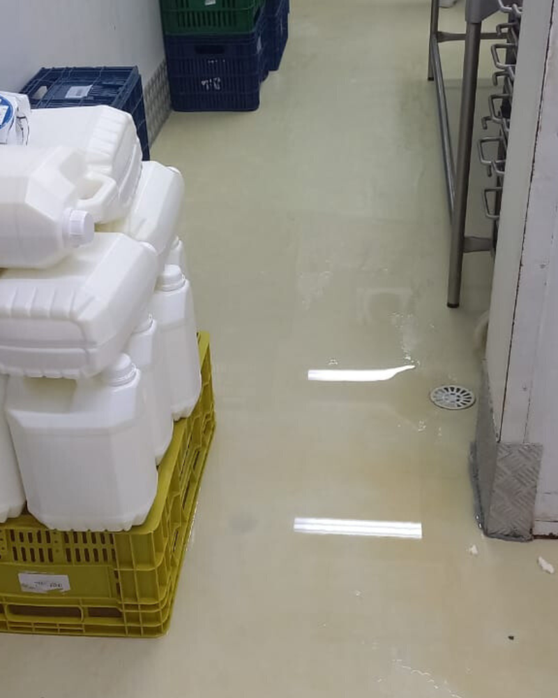 Em laticínios, o revestimento monolítico garante higiene rigorosa, resistência à umidade e segurança sanitária sem acúmulo de resíduos.