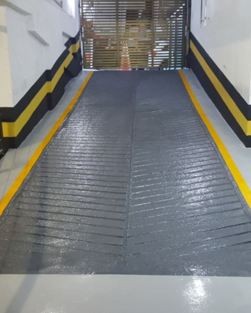 Para garagens e estacionamentos, o revestimento monolítico oferece alta resistência ao tráfego, durabilidade e fácil manutenção, sem desgaste precoce.