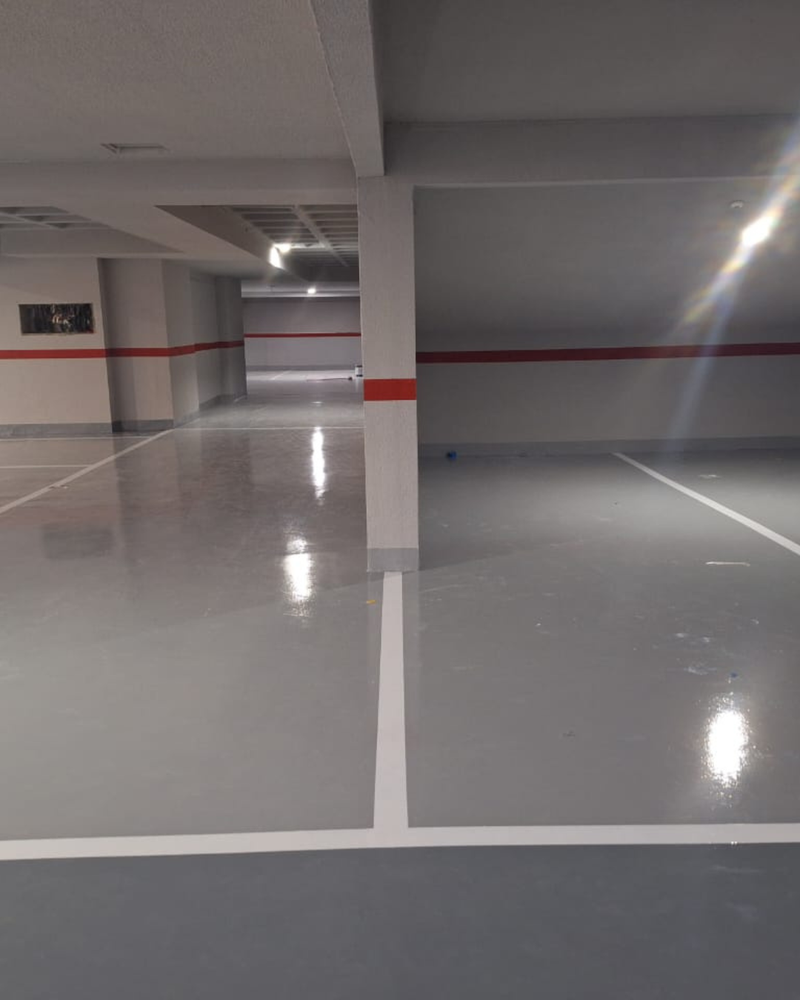 Para garagens e estacionamentos, o revestimento monolítico oferece alta resistência ao tráfego, durabilidade e fácil manutenção, sem desgaste precoce.