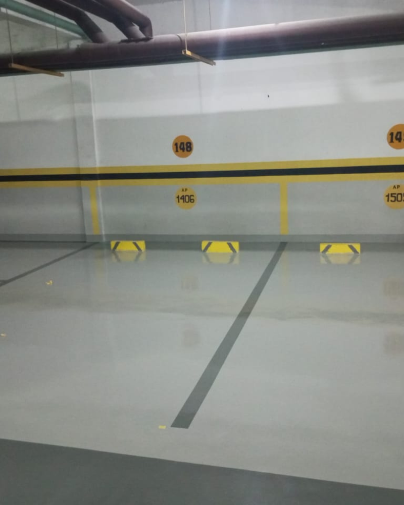 Para garagens e estacionamentos, o revestimento monolítico oferece alta resistência ao tráfego, durabilidade e fácil manutenção, sem desgaste precoce.