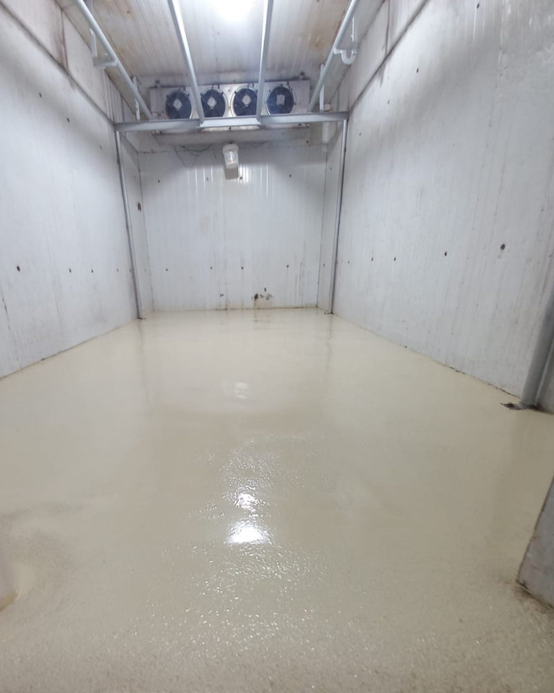 Para açougues, frigoríficos e câmaras frias, o revestimento monolítico garante máxima higiene, alta resistência térmica e antiderrapância, sem acúmulo de resíduos.