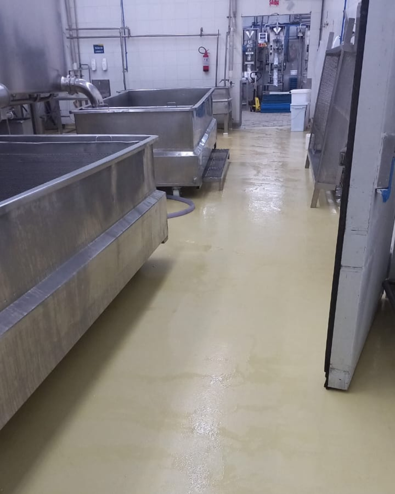 Em laticínios, o revestimento monolítico garante higiene rigorosa, resistência à umidade e segurança sanitária sem acúmulo de resíduos.