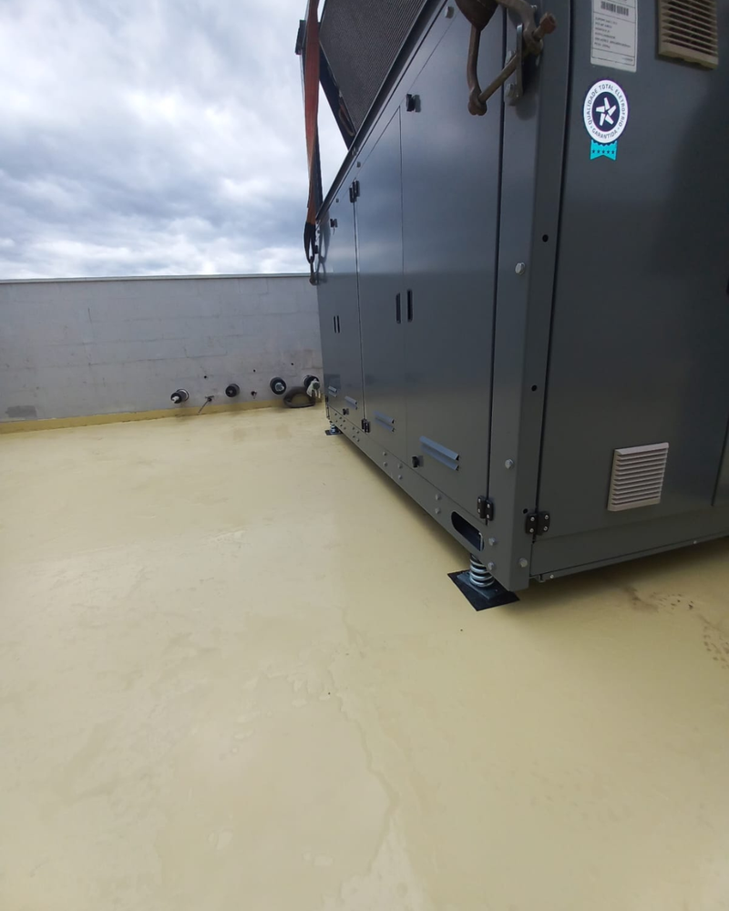 Para impermeabilização de superfícies, terraços e áreas externas, o revestimento monolítico garante vedação total, resistência às intempéries e durabilidade sem infiltrações.
