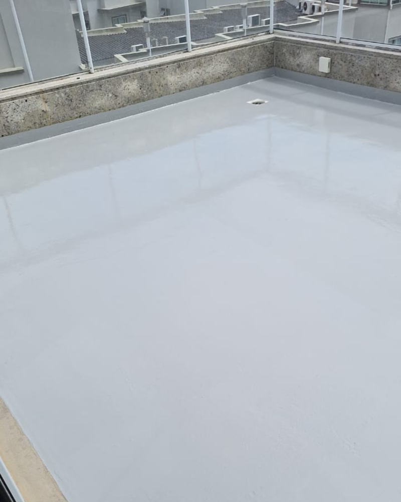 Para impermeabilização de superfícies, terraços e áreas externas, o revestimento monolítico garante vedação total, resistência às intempéries e durabilidade sem infiltrações.