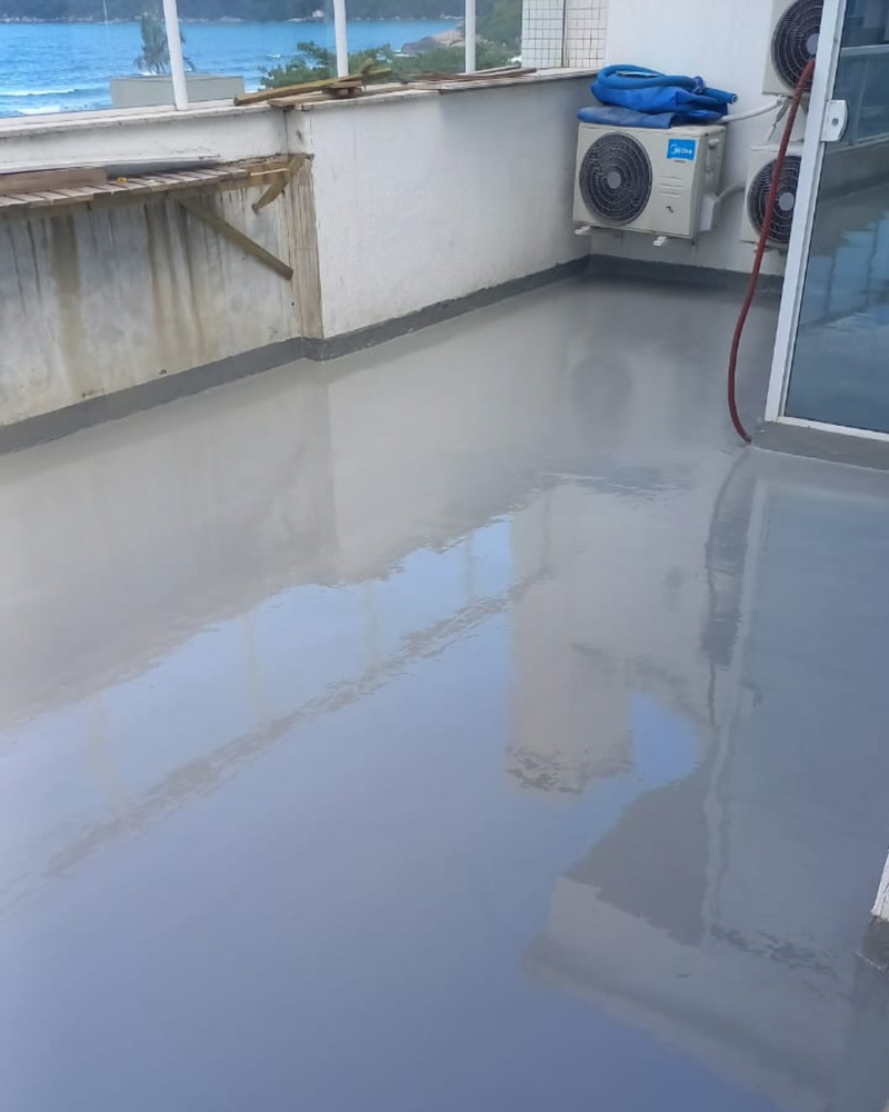 Para impermeabilização de superfícies, terraços e áreas externas, o revestimento monolítico garante vedação total, resistência às intempéries e durabilidade sem infiltrações.