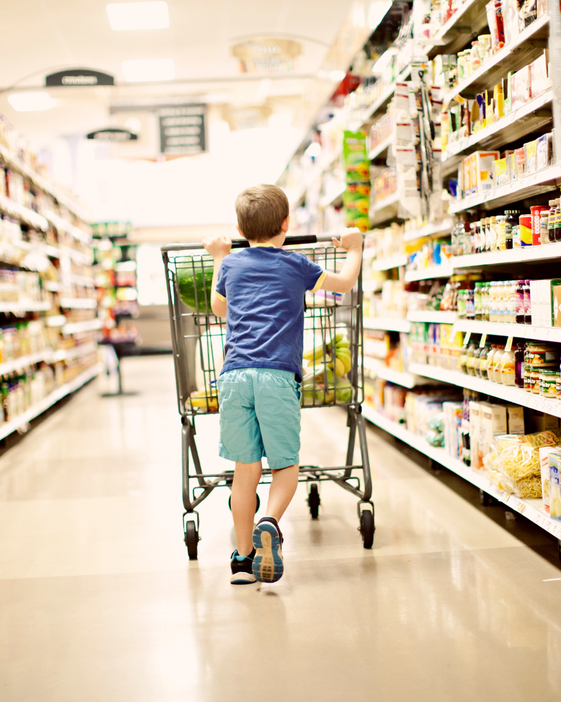 Para supermercados, o revestimento monolítico garante alta resistência ao tráfego intenso, fácil limpeza e um ambiente mais seguro e higiênico.