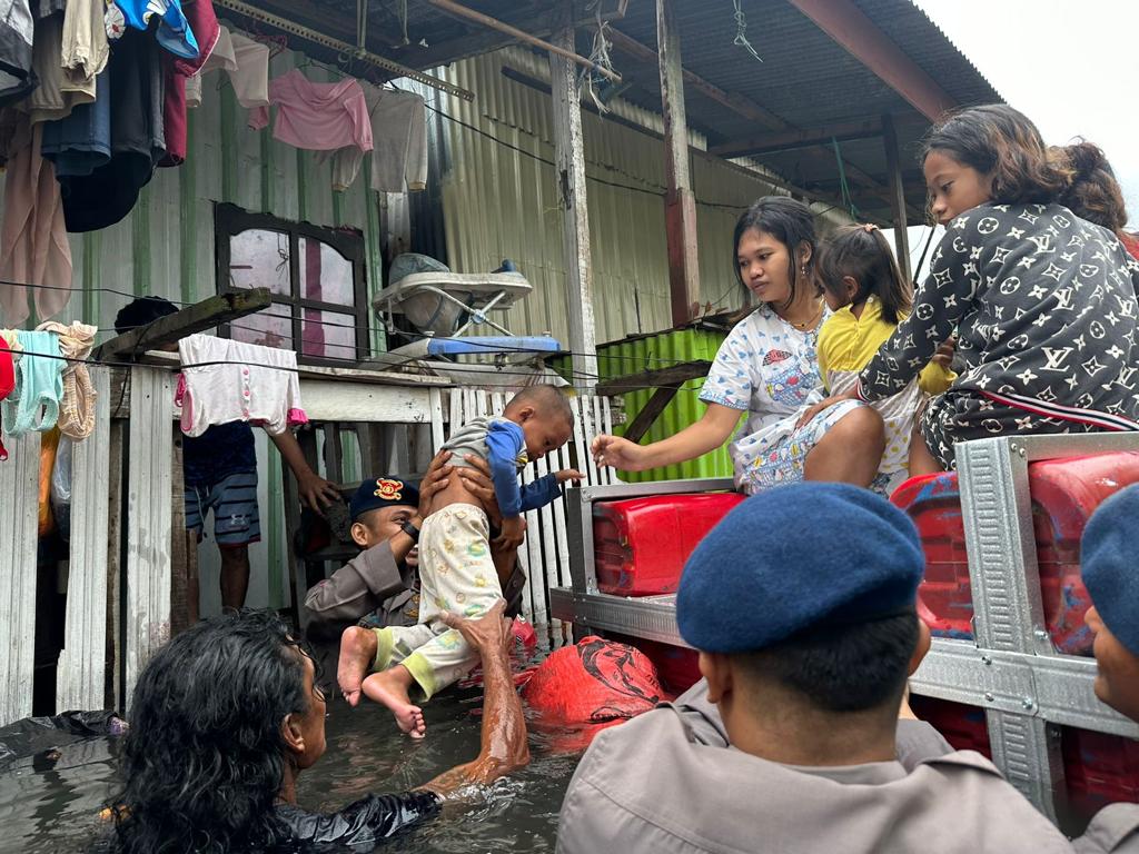 EVAKUASI KORBAN BANJIR DI KOTA MAKASSAR
