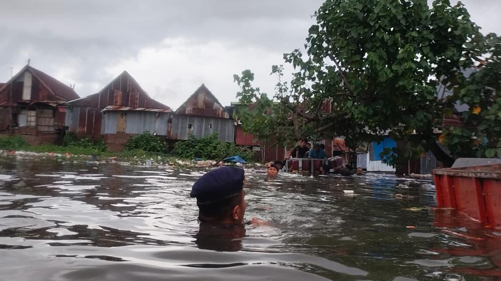 EVAKUASI KORBAN BANJIR DI KOTA MAKASSAR