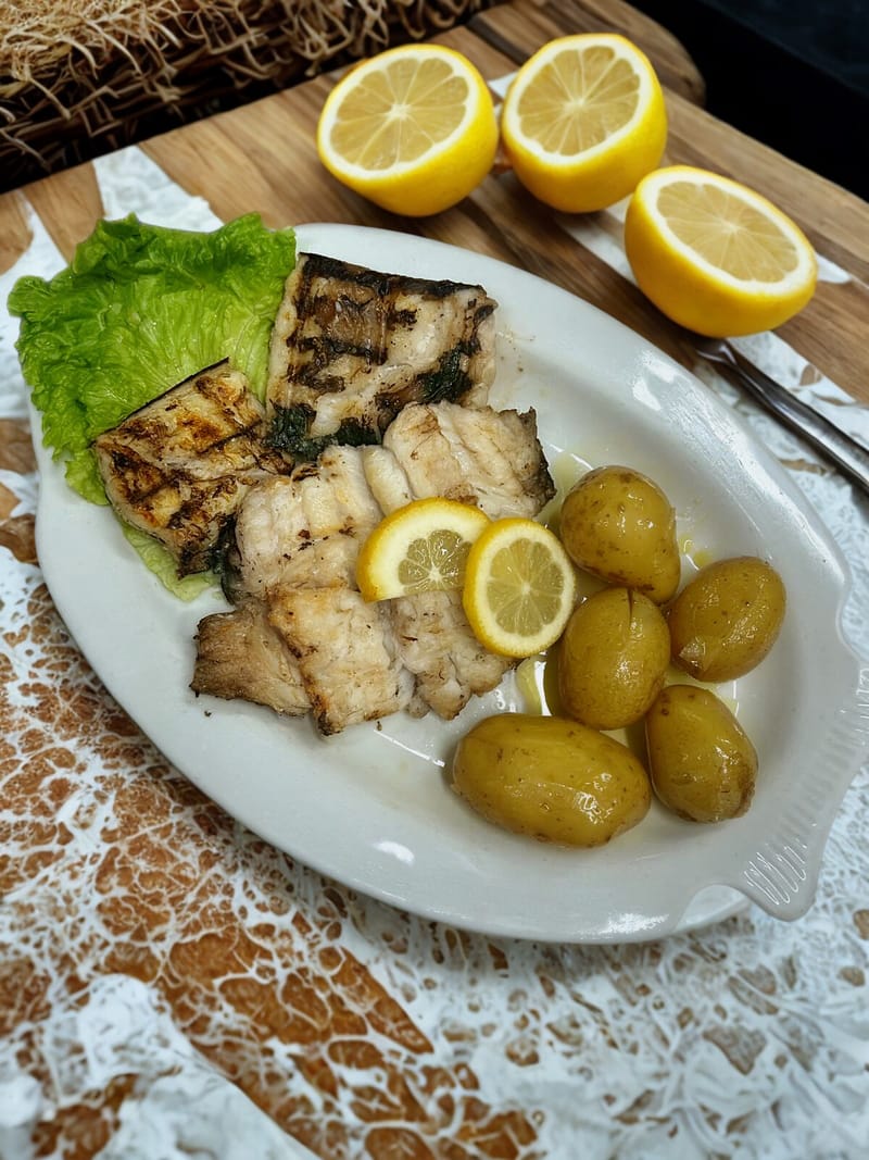 Peixe espada preto na brasa