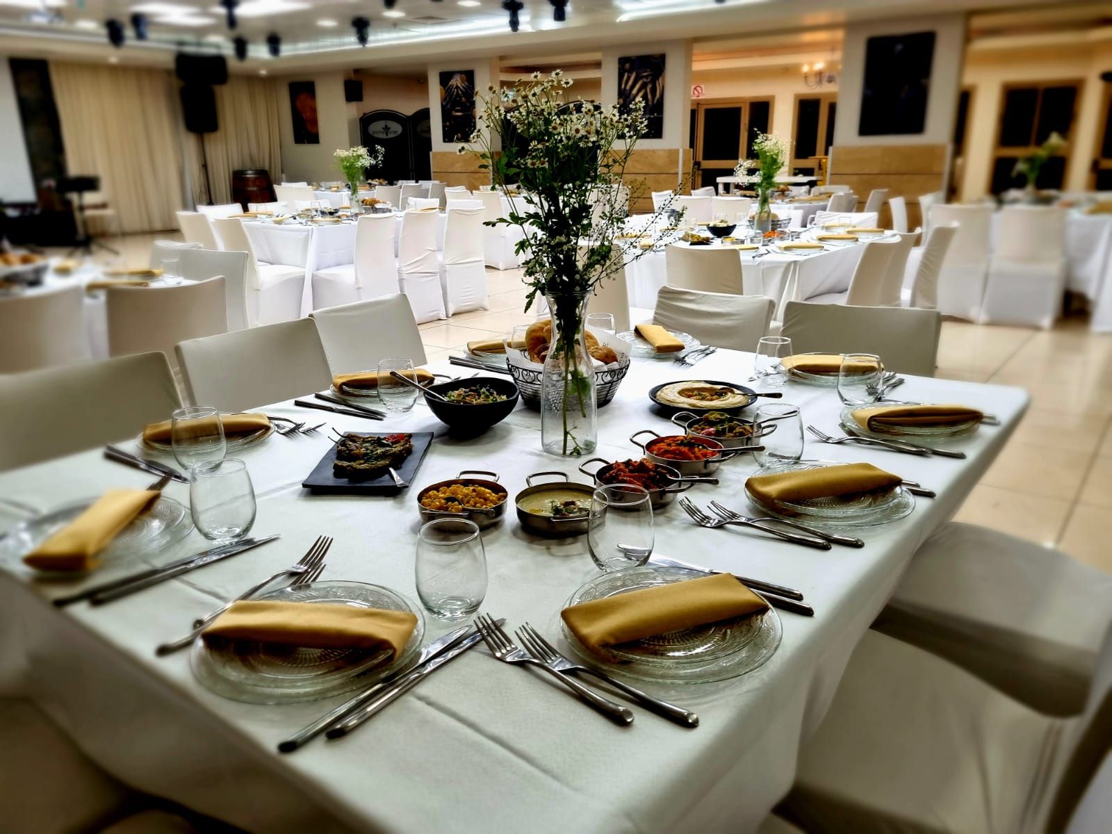 קייטרינג בשרי – מה באמת חשוב לבדוק לפני שמזמינים?