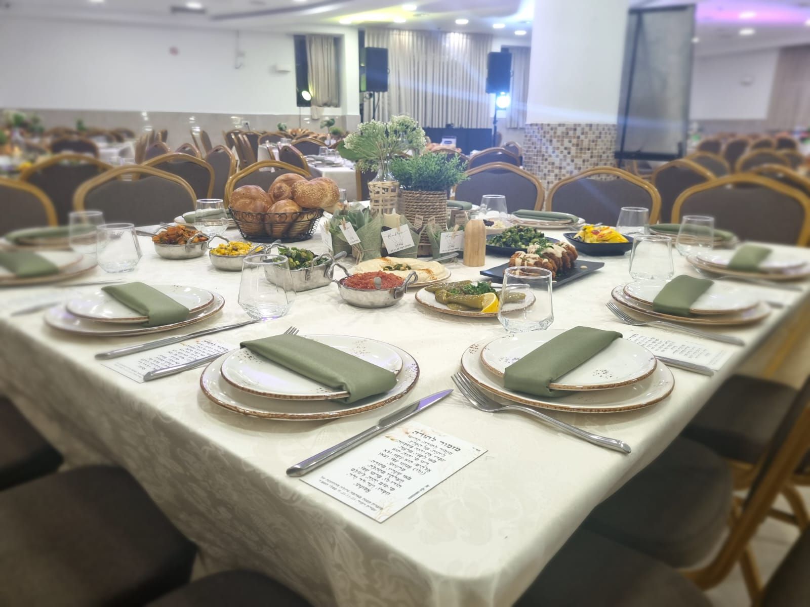 איך לבחור סגנון הגשה לאירוע – בופה, הגשה לשולחן או אוכל זורם?