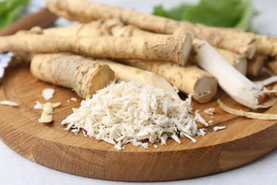 Pepparrot (Armoracia rusticana): Ursprung, mytologi och 80 praktiska recept
