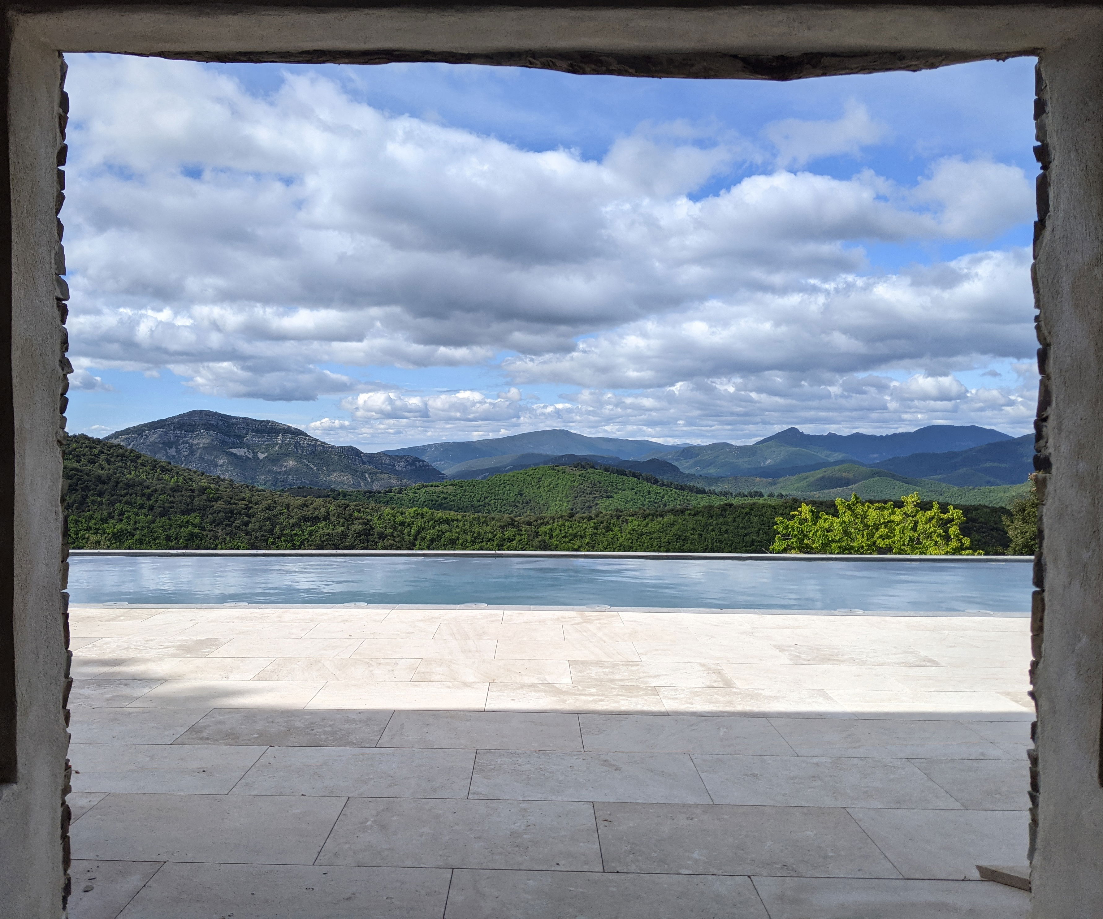 piscine en béton chauffée - piscine à débordement et effet miroir