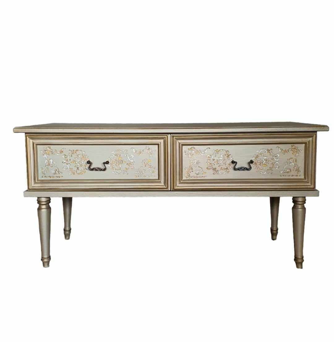 La komodo 'Marie Antoinette' jest eleganckim meblem, który doda wnętrzu wyjątkowego charakteru. Wykonana z wysokiej jakości materiałów i zdobiona delikatnymi ornamentami, idealnie wpasowuje się w klasyczne i stylowe aranżacje. Doskonale sprawdzi się