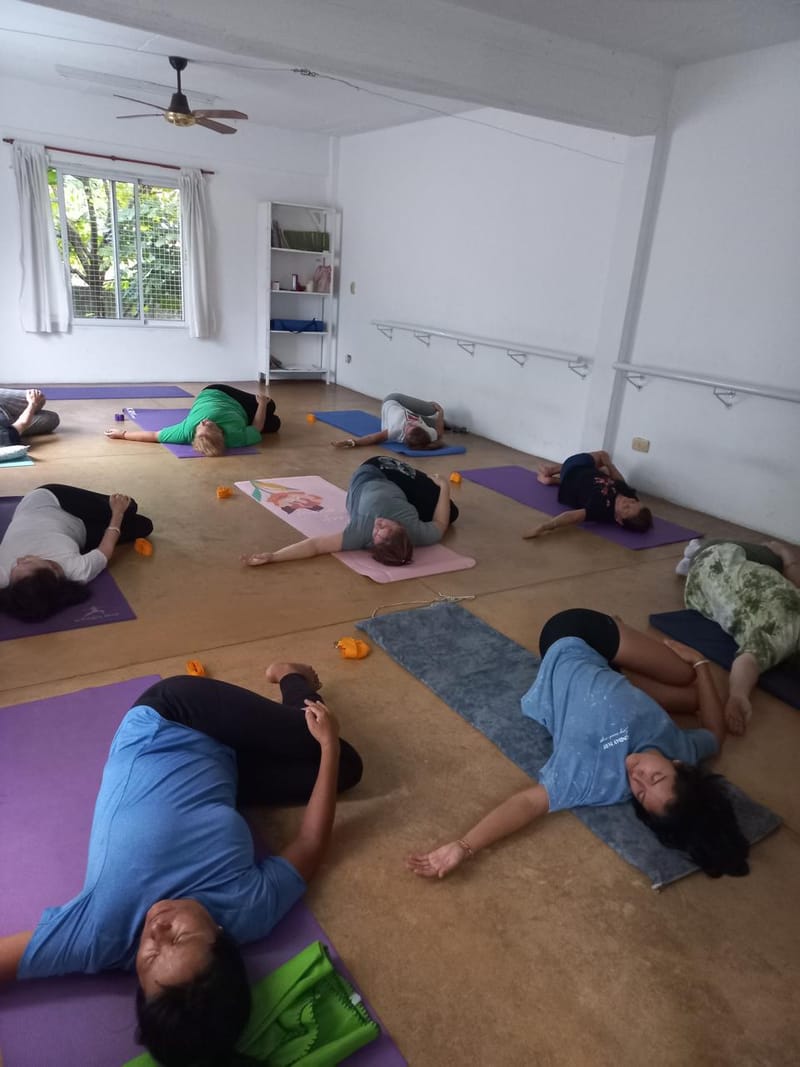 Yoga Restaurativa en piso
