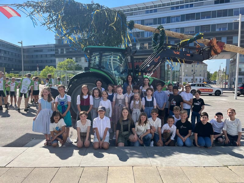 Maibaumaufstellen im Regierungsviertel St. Pölten (April 2025)