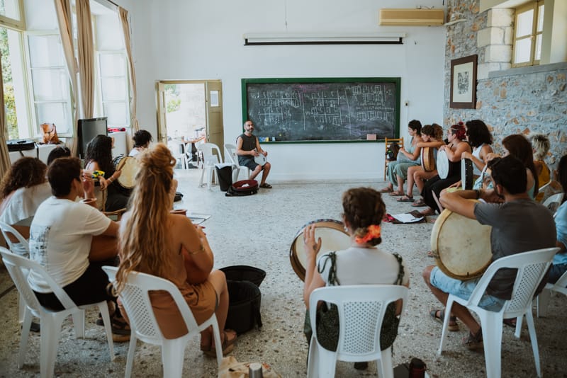 ΤΑ ΠΑΡΑΔΟΣΙΑΚΑ ΚΡΟΥΣΤΑ ΣΤΗ ΜΟΥΣΙΚΗ ΤΗΣ ΚΡΗΤΗΣ ΚΑΙ ΤΟΥ ΑΙΓΑΙΟΥ