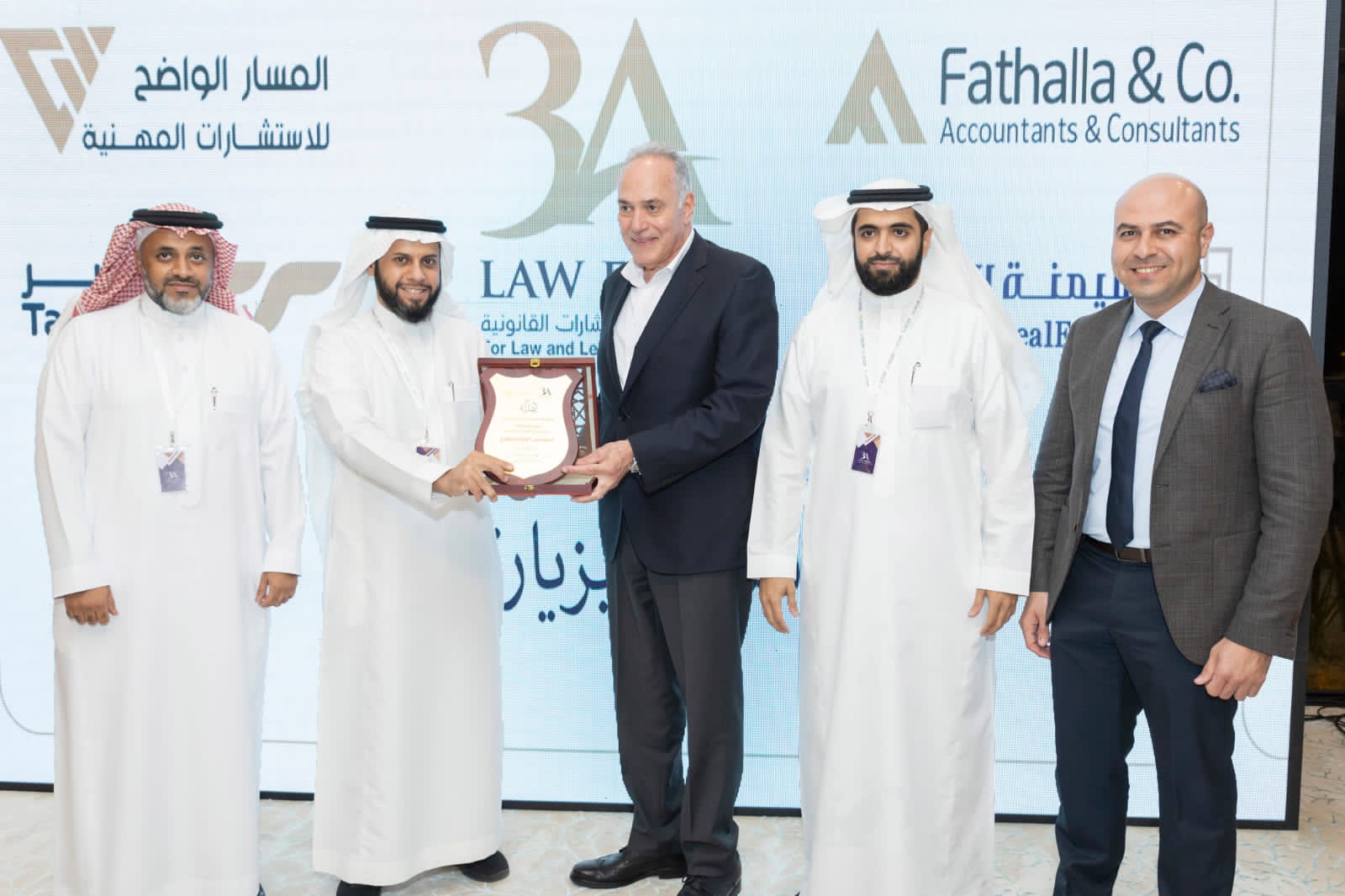تكريم رئيس وفد رجال الأعمال والمستثمرين