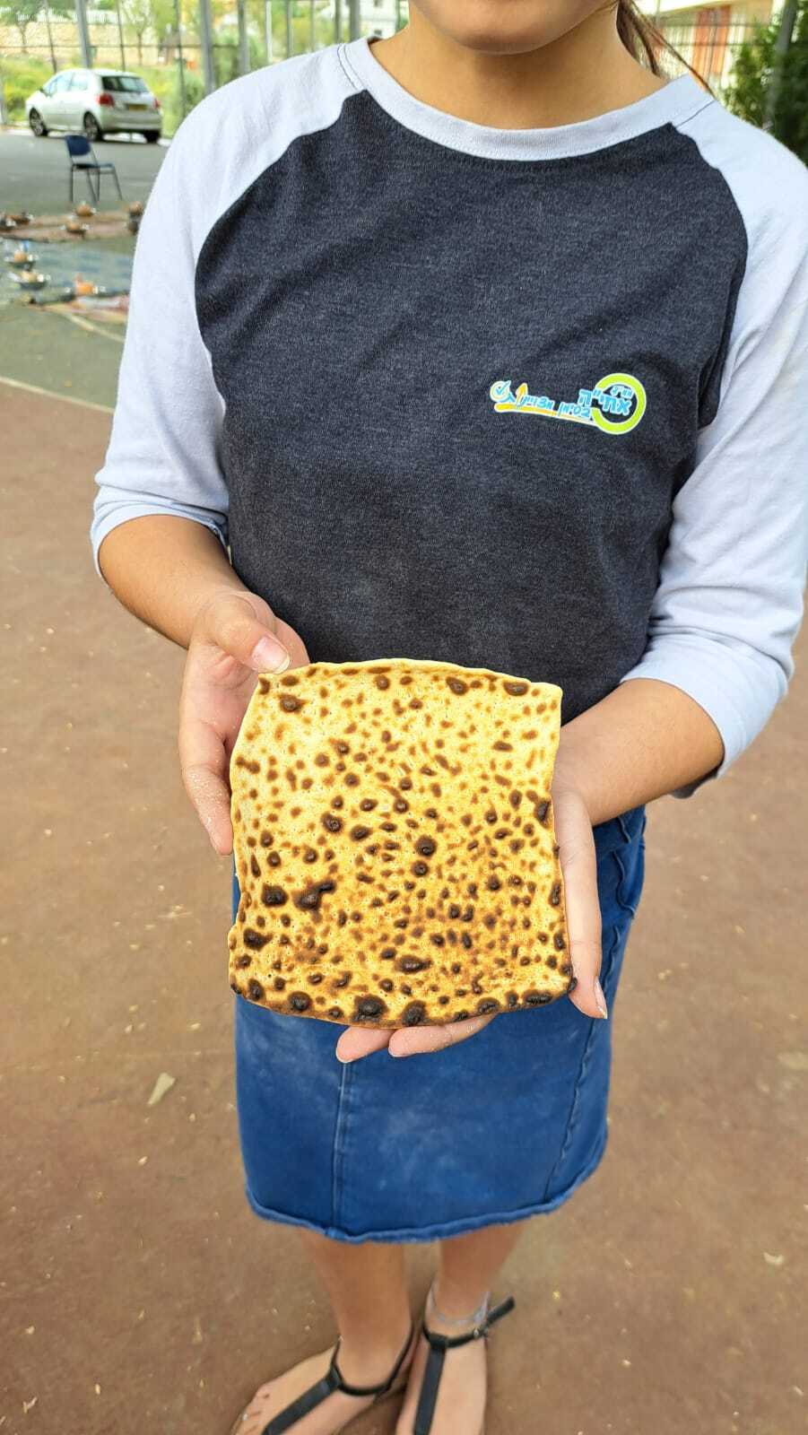 בסדנא נחווה את תהליך אפיית המצה ממש מהקצירה ועד האפייה. בסדנא נעבוד עם כלים עתיקים ואותנטיים. כל משתתף יקבל עומר חיטים ובכוחות משותפים עם חבריו יוציא גרעיני חיטה מהשיבולת יטחן ילוש ויאפה מצה משלו. חוויה בלתי נשכחת.