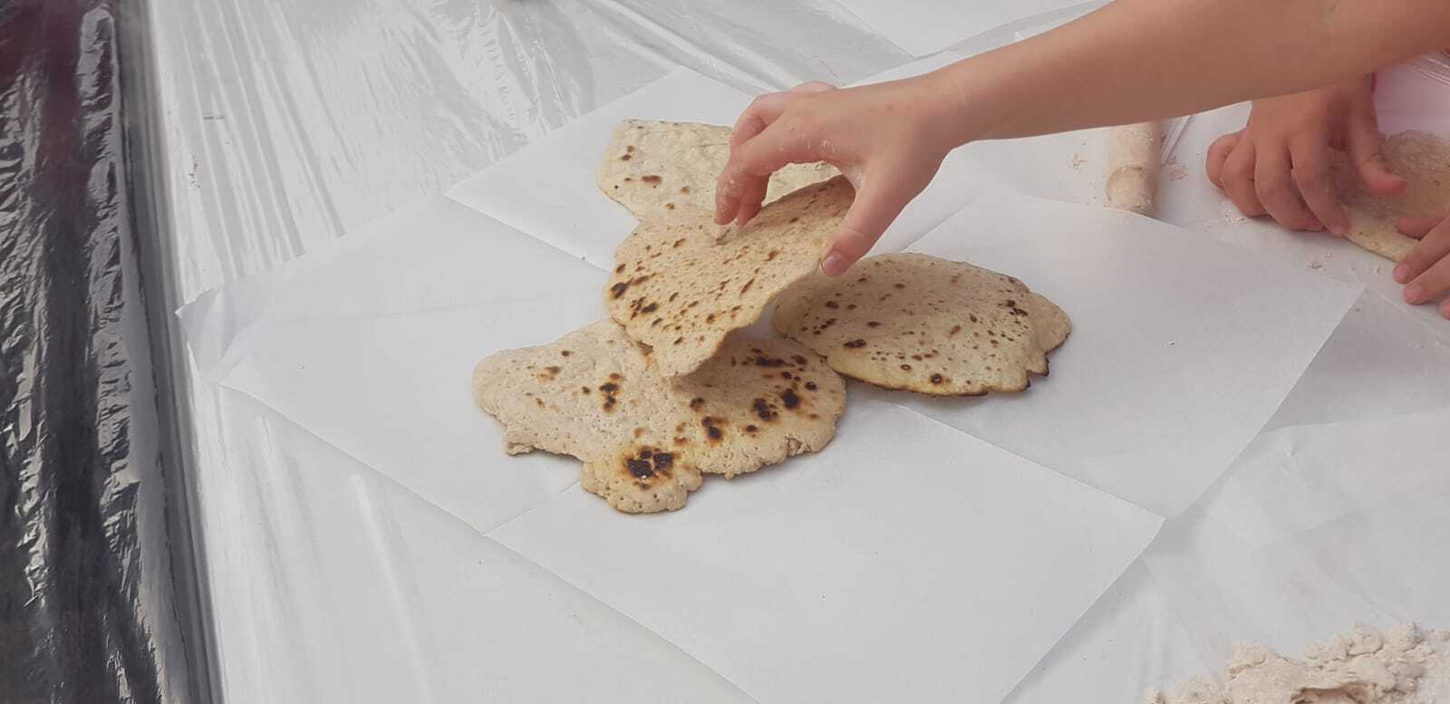 בסדנא נחווה את תהליך אפיית המצה ממש מהקצירה ועד האפייה. בסדנא נעבוד עם כלים עתיקים ואותנטיים. כל משתתף יקבל עומר חיטים ובכוחות משותפים עם חבריו יוציא גרעיני חיטה מהשיבולת יטחן ילוש ויאפה מצה משלו. חוויה בלתי נשכחת.