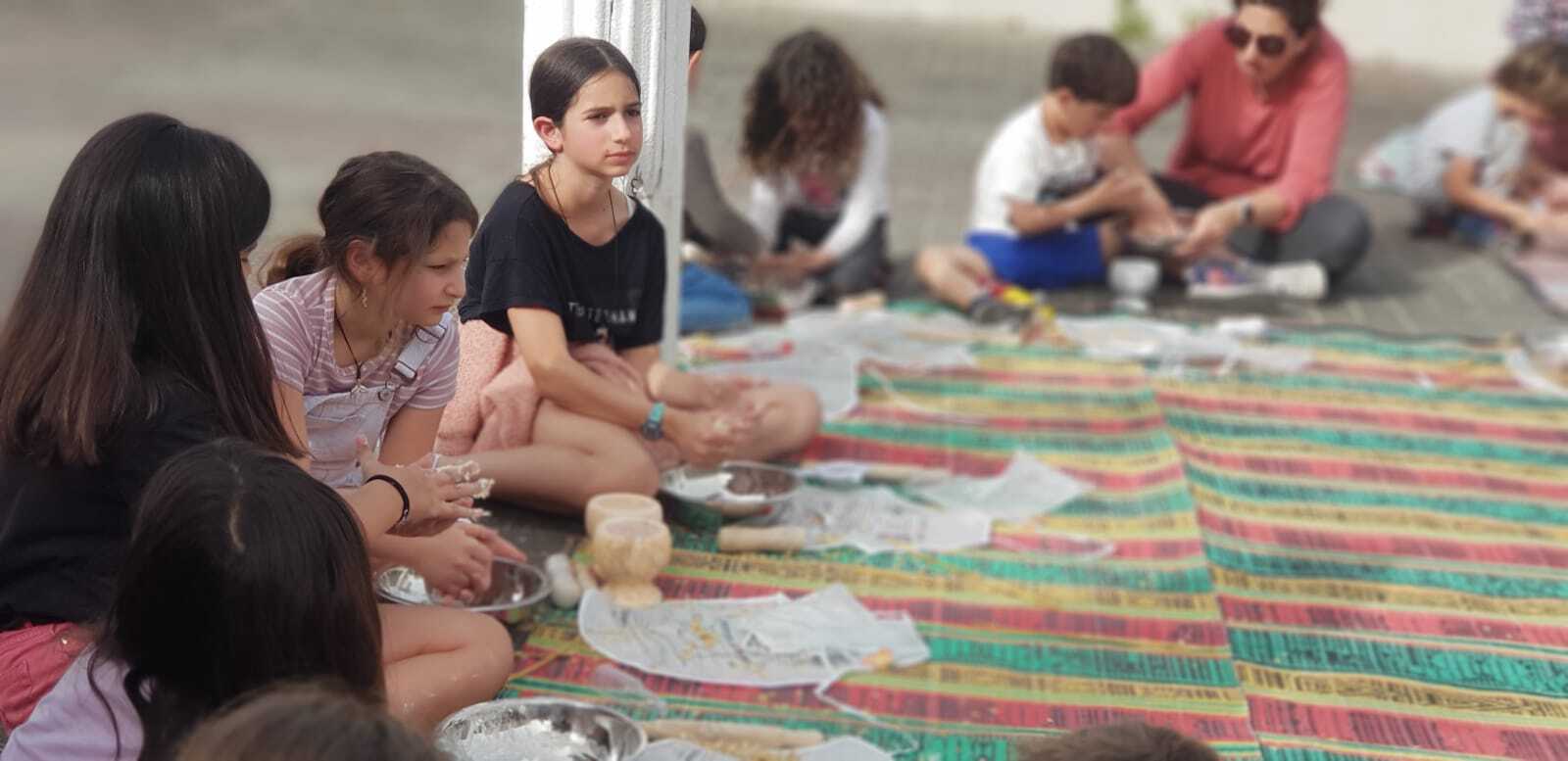 בסדנא נחווה את תהליך אפיית המצה ממש מהקצירה ועד האפייה. בסדנא נעבוד עם כלים עתיקים ואותנטיים. כל משתתף יקבל עומר חיטים ובכוחות משותפים עם חבריו יוציא גרעיני חיטה מהשיבולת יטחן ילוש ויאפה מצה משלו. חוויה בלתי נשכחת.