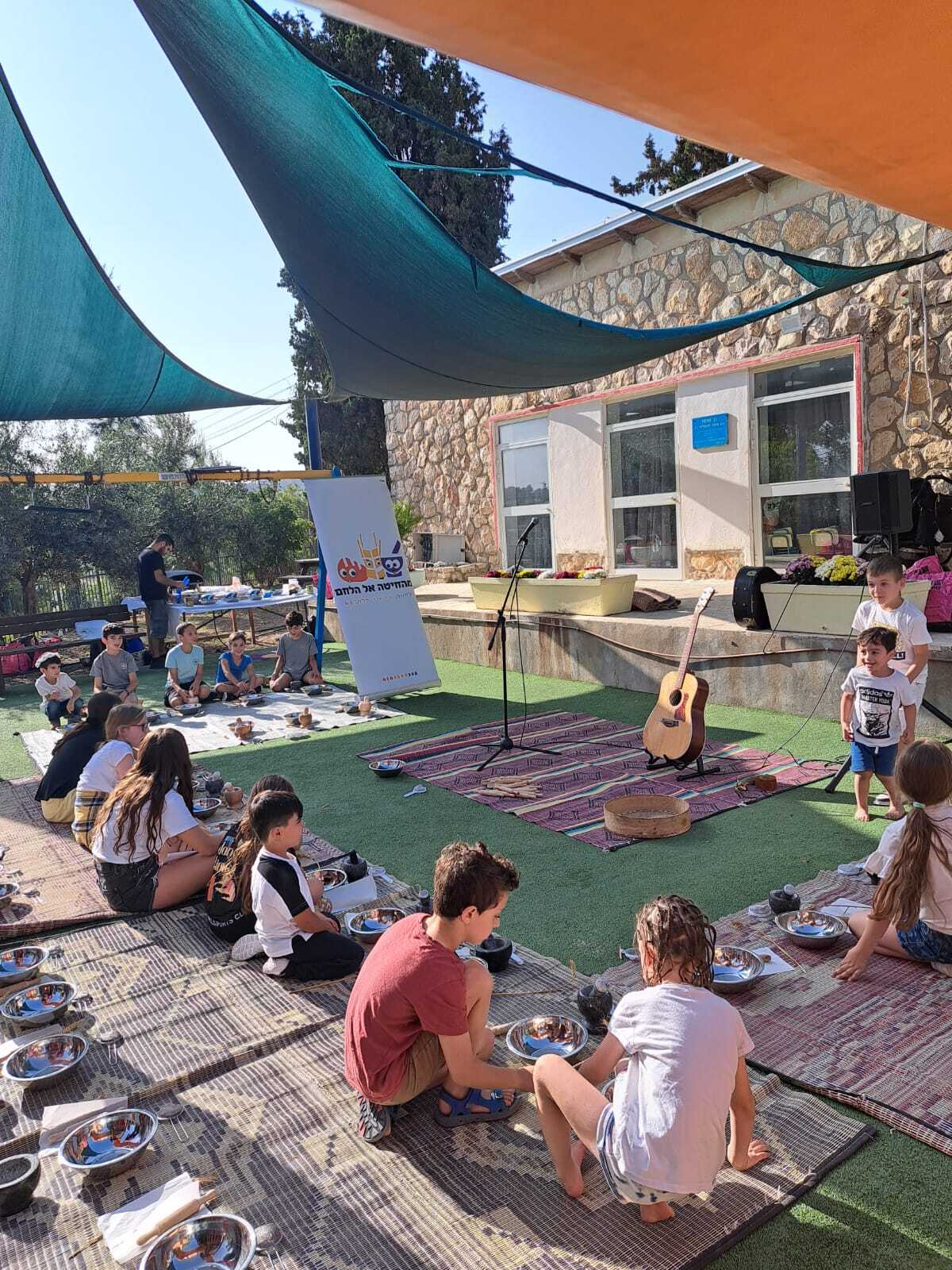 בסדנא נחווה את תהליך אפיית המצה ממש מהקצירה ועד האפייה. בסדנא נעבוד עם כלים עתיקים ואותנטיים. כל משתתף יקבל עומר חיטים ובכוחות משותפים עם חבריו יוציא גרעיני חיטה מהשיבולת יטחן ילוש ויאפה מצה משלו. חוויה בלתי נשכחת.