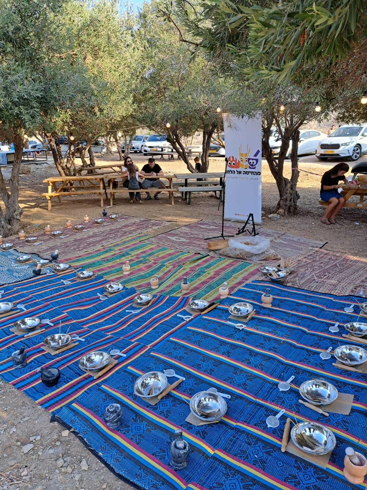 בסדנא נחווה את תהליך אפיית המצה ממש מהקצירה ועד האפייה. בסדנא נעבוד עם כלים עתיקים ואותנטיים. כל משתתף יקבל עומר חיטים ובכוחות משותפים עם חבריו יוציא גרעיני חיטה מהשיבולת יטחן ילוש ויאפה מצה משלו. חוויה בלתי נשכחת.