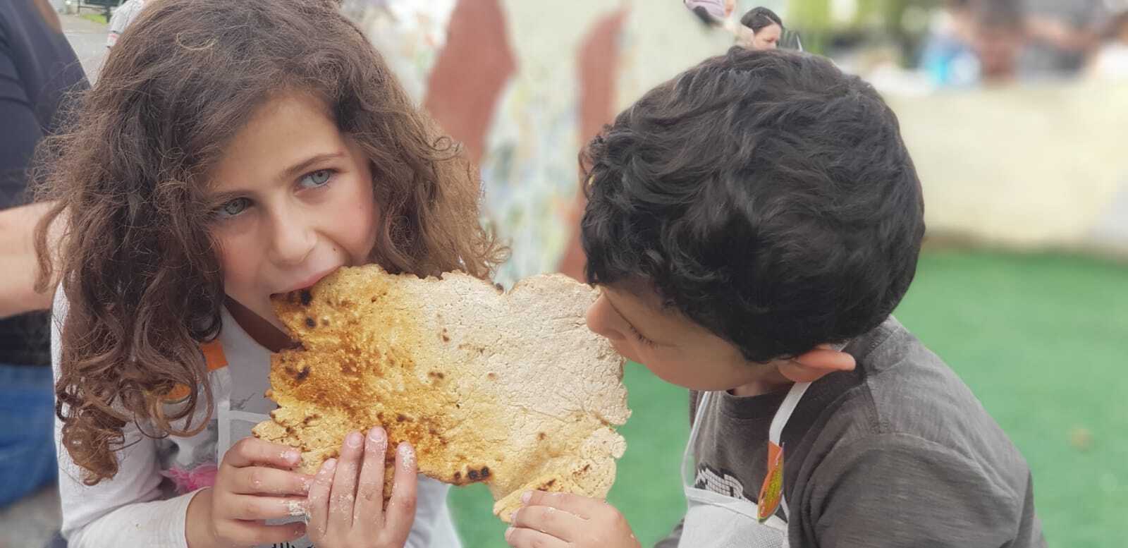 בסדנא נחווה את תהליך אפיית המצה ממש מהקצירה ועד האפייה. בסדנא נעבוד עם כלים עתיקים ואותנטיים. כל משתתף יקבל עומר חיטים ובכוחות משותפים עם חבריו יוציא גרעיני חיטה מהשיבולת יטחן ילוש ויאפה מצה משלו. חוויה בלתי נשכחת.