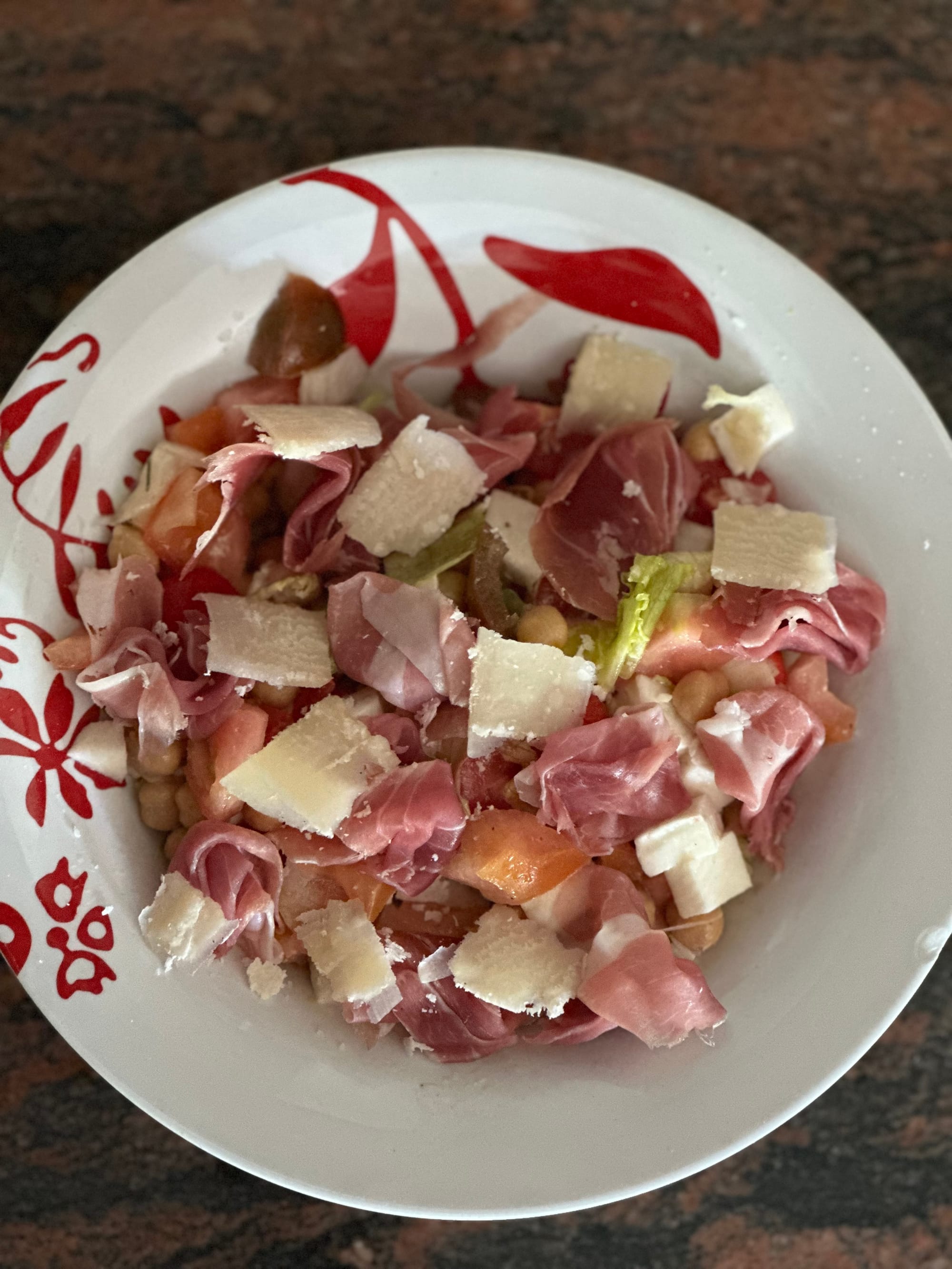 Insalata mista con ceci, mozzarella, prosciutto crudo e grana