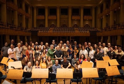 Coro da Osesp comemora seu aniversário de 30 anos ao lado do regente Celso Antunes.