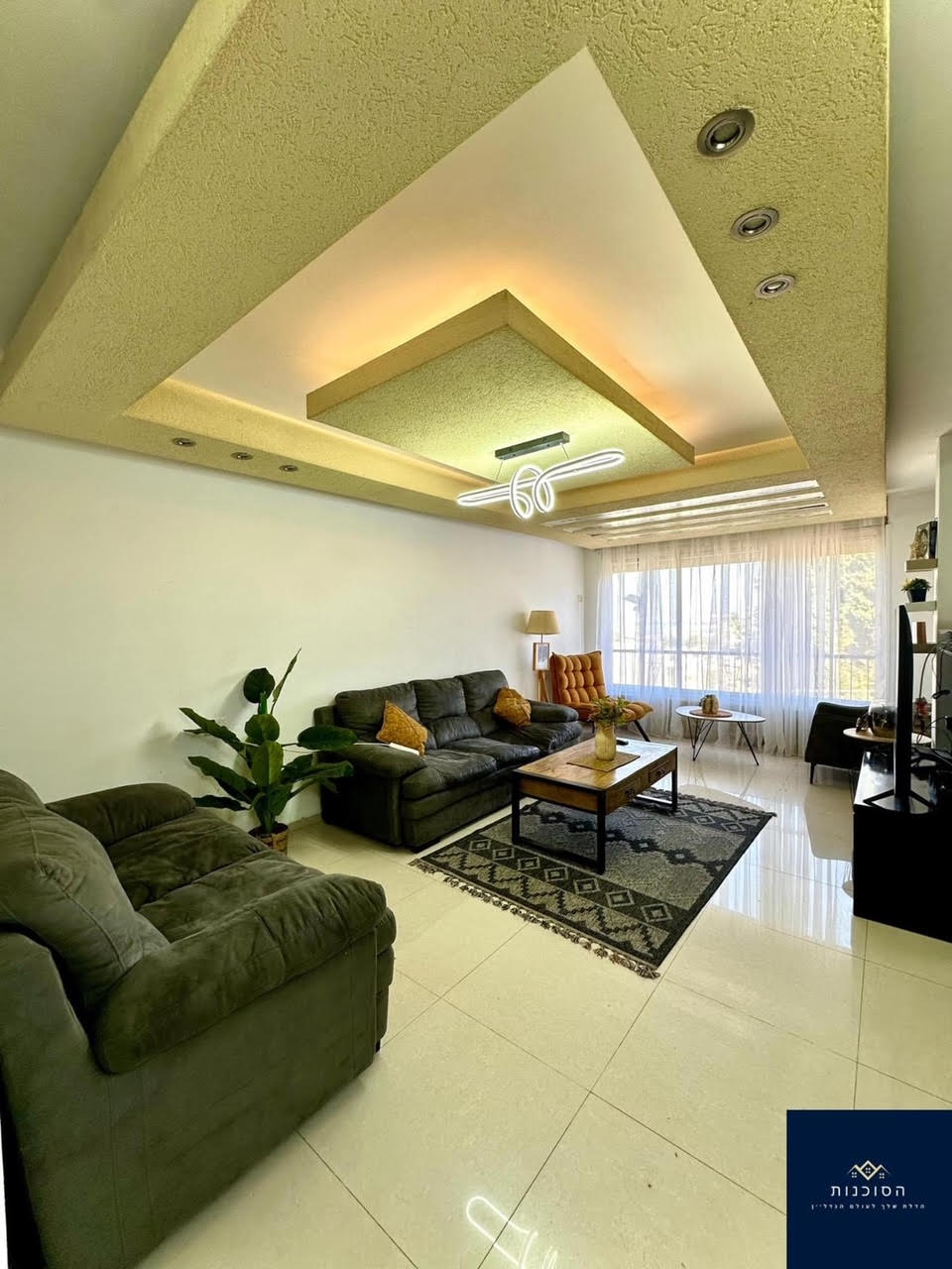 גירה מיוחדת מצוינת להשקעה / מגורים ! ,בשטח של כ- 75 מ״ר  3 חדרים בקומה 2 , משופצת. צופה לנוף ים , פוטנציאלית לחלוקה ! 