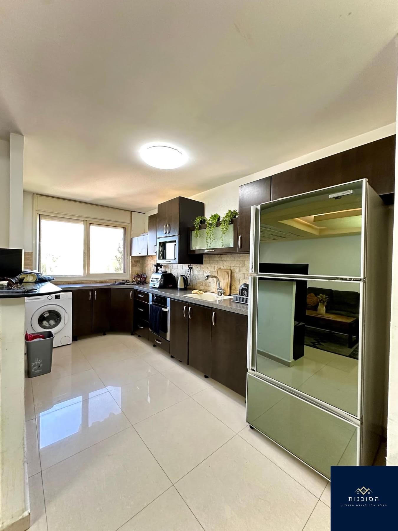 גירה מיוחדת מצוינת להשקעה / מגורים ! ,בשטח של כ- 75 מ״ר  3 חדרים בקומה 2 , משופצת. צופה לנוף ים , פוטנציאלית לחלוקה ! 