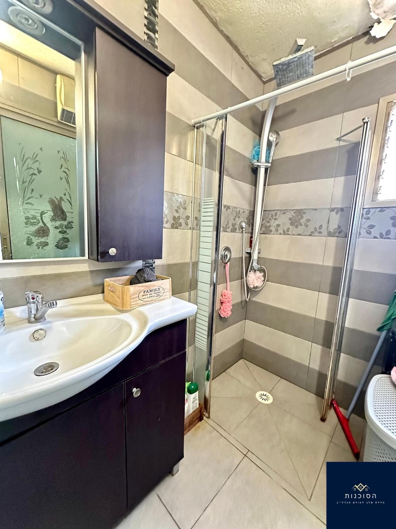 גירה מיוחדת מצוינת להשקעה / מגורים ! ,בשטח של כ- 75 מ״ר  3 חדרים בקומה 2 , משופצת. צופה לנוף ים , פוטנציאלית לחלוקה ! 