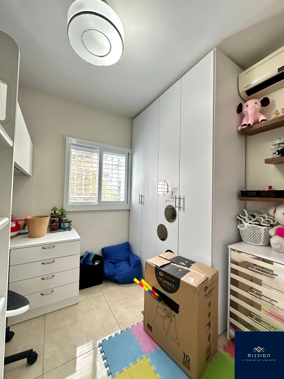 דירה מיוחדת, מצוינת למגורים / השקעה, בשטח של כ- 60 מ״ר , 3 חדרים  כולל ממ״ד ומרפסת. לדירה חנייה פרטית בטאבו  ומחסן.  ממוקמת בקומה 3 עם מעלית, עברה שיפוץ מקיף. בקרבת הטכניון / המכללה לחינוך