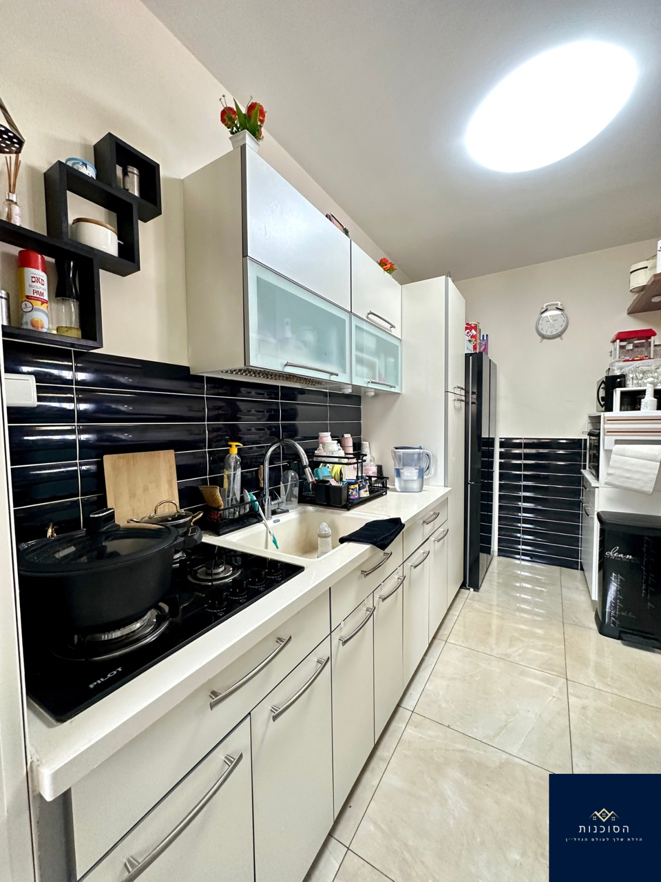 דירה מיוחדת, מצוינת למגורים / השקעה, בשטח של כ- 60 מ״ר , 3 חדרים  כולל ממ״ד ומרפסת. לדירה חנייה פרטית בטאבו  ומחסן.  ממוקמת בקומה 3 עם מעלית, עברה שיפוץ מקיף. בקרבת הטכניון / המכללה לחינוך