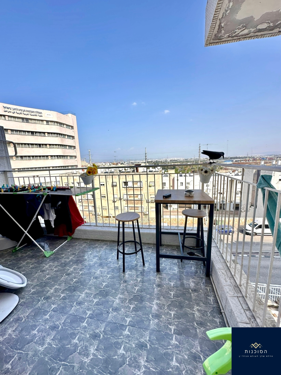 דירה מיוחדת, מצוינת למגורים / השקעה, בשטח של כ- 60 מ״ר , 3 חדרים  כולל ממ״ד ומרפסת. לדירה חנייה פרטית בטאבו  ומחסן.  ממוקמת בקומה 3 עם מעלית, עברה שיפוץ מקיף. בקרבת הטכניון / המכללה לחינוך