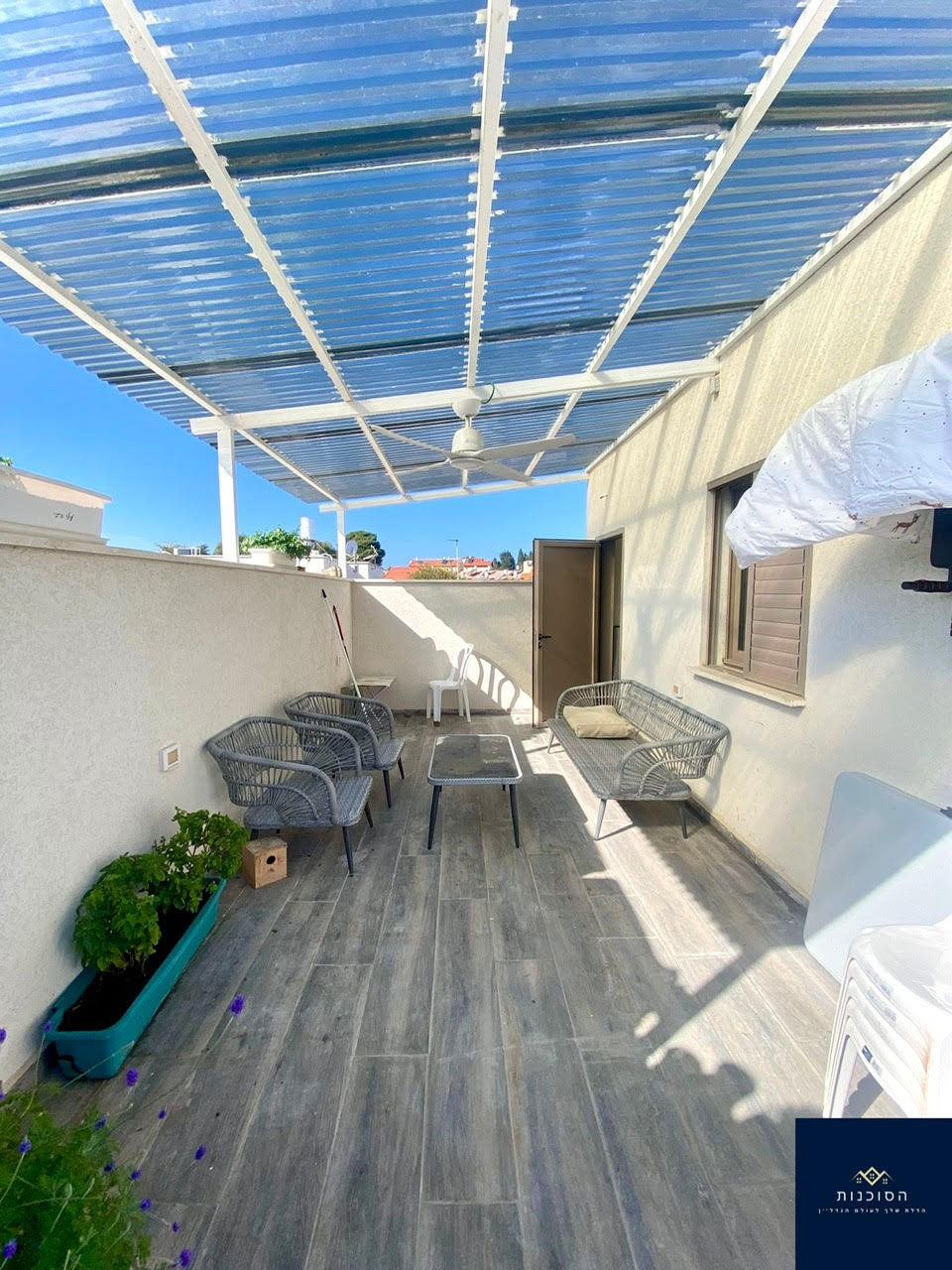 למכירה!!!   נהריה , רח׳ החלוץ, דירת גג ענקית
