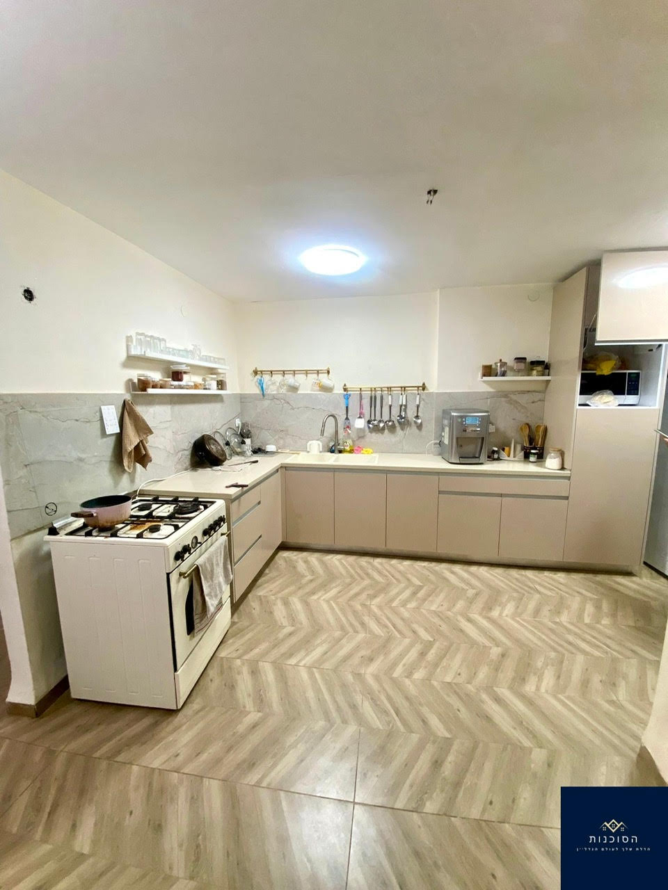 למכירה!!!   נהריה , רח׳ החלוץ, דירת גג ענקית