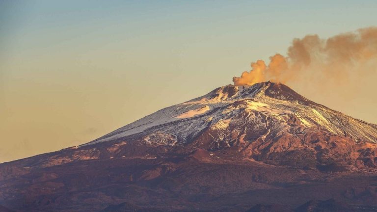 EL VOLCÁN ETNA PROVOCA RESTRICCIONES EN EL TRÁFICO AÉREO DE LA ZONA.